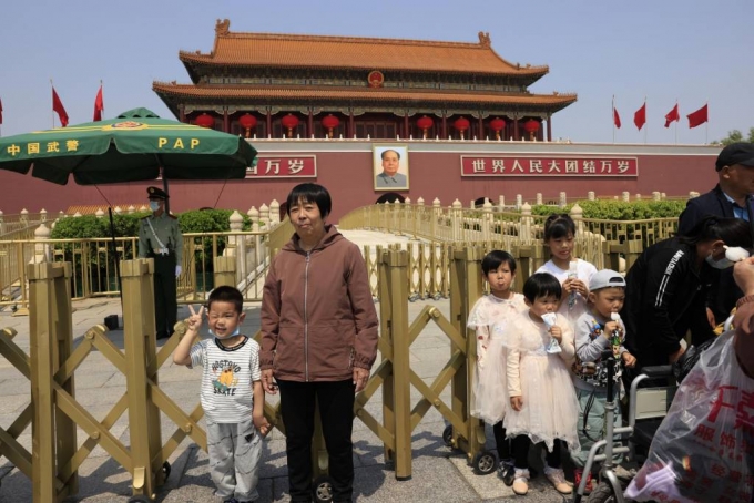 지난 3일 중국 베이징의 톈안먼 앞에서 어린이들이 사진을 찍고 있다. /AP=뉴시스