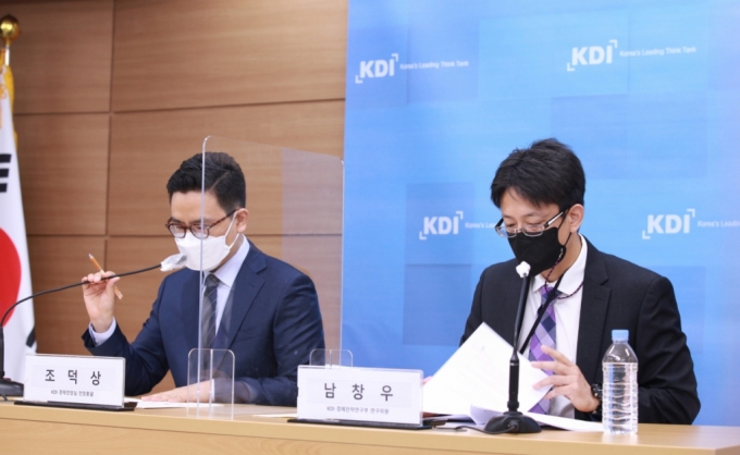 조덕상 KDI 경제전망실 전망총괄과 남창우 KDI 경제전략연구부 연구위원이  '코로나19 경제위기와 가계소비' 보고서를 발표했다./사진=KDI