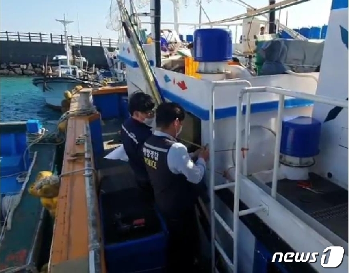 어선 불법 증·개축 검사.(서해해경 제공)/뉴스1  © News1