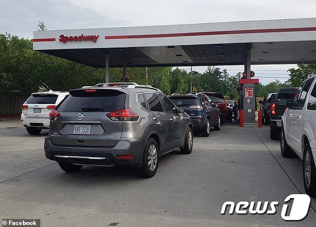 노스캐롤라이나 주유소에 기름을 채우려는 자동차들이 줄 서 있다. (페이스북) © 뉴스1