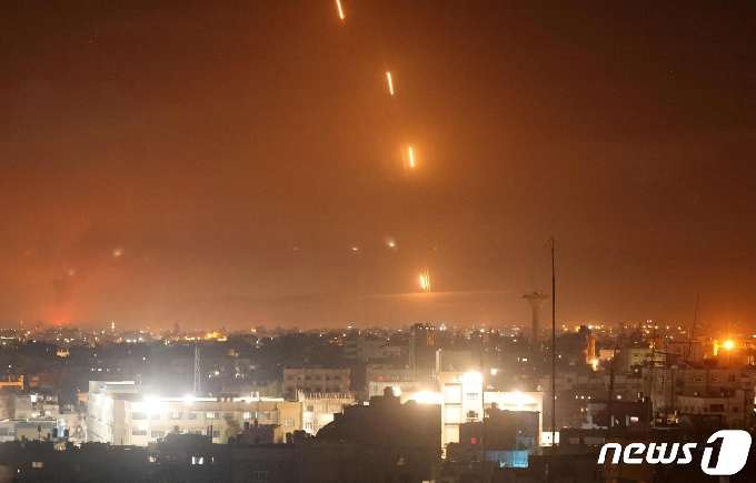 팔레스타인 가자지구를 통치하는 무장정파 하마스가 이스라엘에 로켓 공격을 벌였다. © AFP=뉴스1