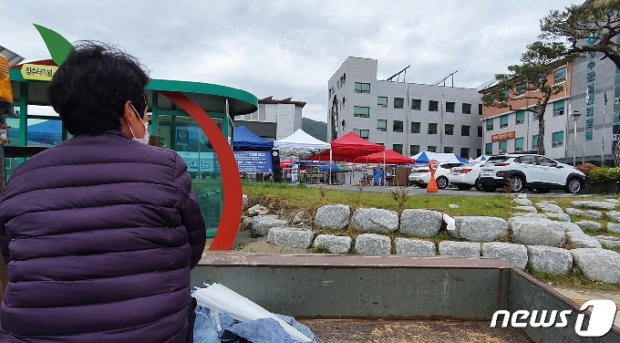 11일 전북 장수군 장수의료원 앞에서 한 농민이 코로나 검사를 받으러 간 남편을 기다리고 있다.2021.5.12/뉴스1