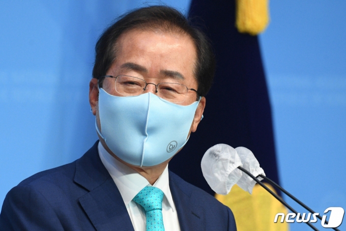 홍준표 무소속 의원이 지난 10일 오전 서울 여의도 국회 소통관에서 기자회견을 열고 국민의힘에 복당하겠다고 밝혔다. /사진=뉴스1.