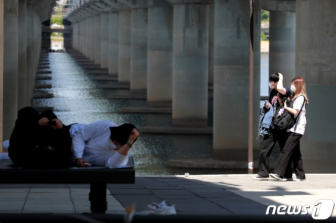 서울의 낮 기온이 28도까지 오르며 초여름 날씨를 보인 12일 오후 서울 여의도 한강공원에서 가벼운 옷차림을 한 시민들이 쉬고 있다. 2021.5.12/뉴스1 © News1 구윤성 기자