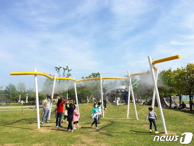 서울에너지드림센터에서 아이들이 솔라미스트를 체험하고 있다(서울시 제공).© 뉴스1