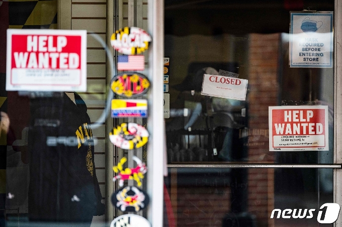 미국 메릴랜드주의 한 가게 문에 구인광고가 보인다. © AFP=뉴스1