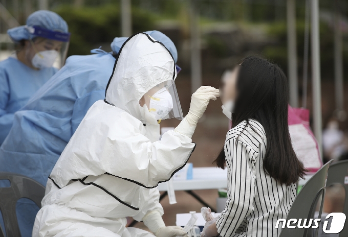 밤사이 충북에서 중학생과 의심 증상을 보인 50대를 비롯해 신종 코로나바이러스 감염증(코로나19) 확진자 2명이 추가됐다.(사진은 기사 내용과 무관함) / 뉴스1 © News1