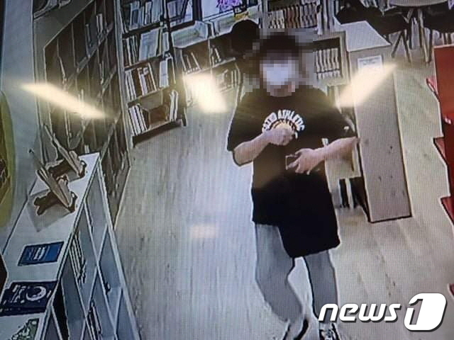 천안의 한 아파트 도서관에서 중고등학생으로 보이는 남성이 음란행위를 했다는 내용의 게시글이 SNS에 게재됐다.(페이스북 캡처화면)© 뉴스1