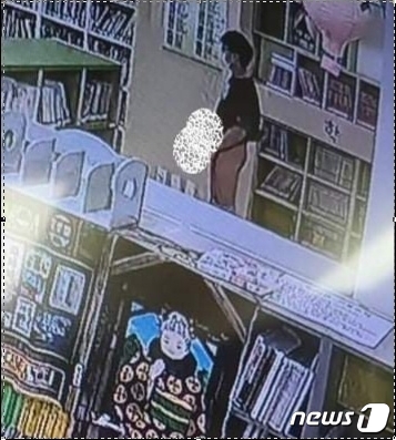 천안의 한 아파트 도서관에서 중고등학생으로 보이는 남성이 음란행위를 했다는 내용의 글이 SNS에 게재됐다.(페이스북 캡처화면)© 뉴스1