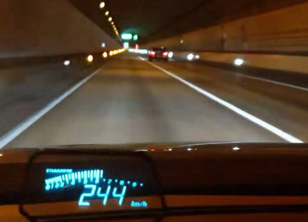 터널 안에서 불법 경주를 펼치는 차량들./사진=뉴시스(부산경찰청 제공)