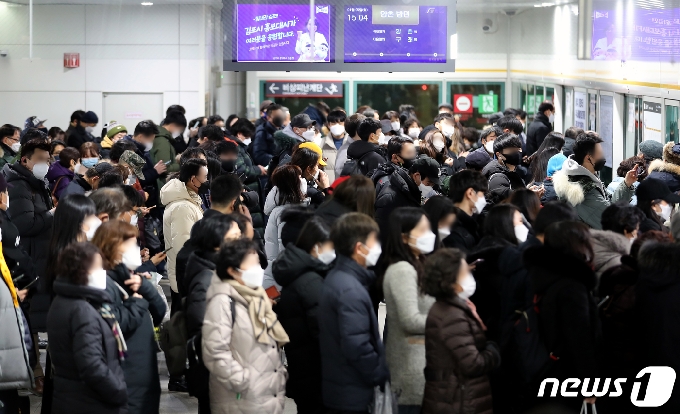 승객들이 김포공항역에서 김포 골드라인을 기다리고 있다./뉴스1 © News1 정진욱 기자