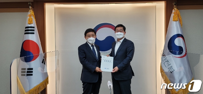 허성곤 김해시장(왼쪽)이 지난 12일 전해철 행안부장관에게 현안건의서를 전달하고 있다. (김해시 제공) © 뉴스1