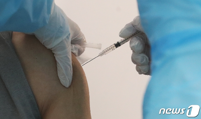 부산 남구에 마련된 예방접종센터에서 대상자들이 접종을 하고 있다. 2021.4.1 /뉴스1 © News1 여주연 기자