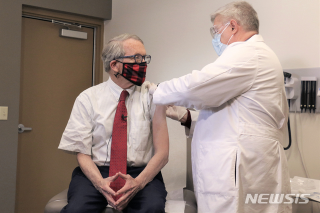 마이크 드와인 미국 오하이오주 주지사가 2월 2일(현지시간) 코로나19 백신 접종을 받고 있다. /AP=뉴시스