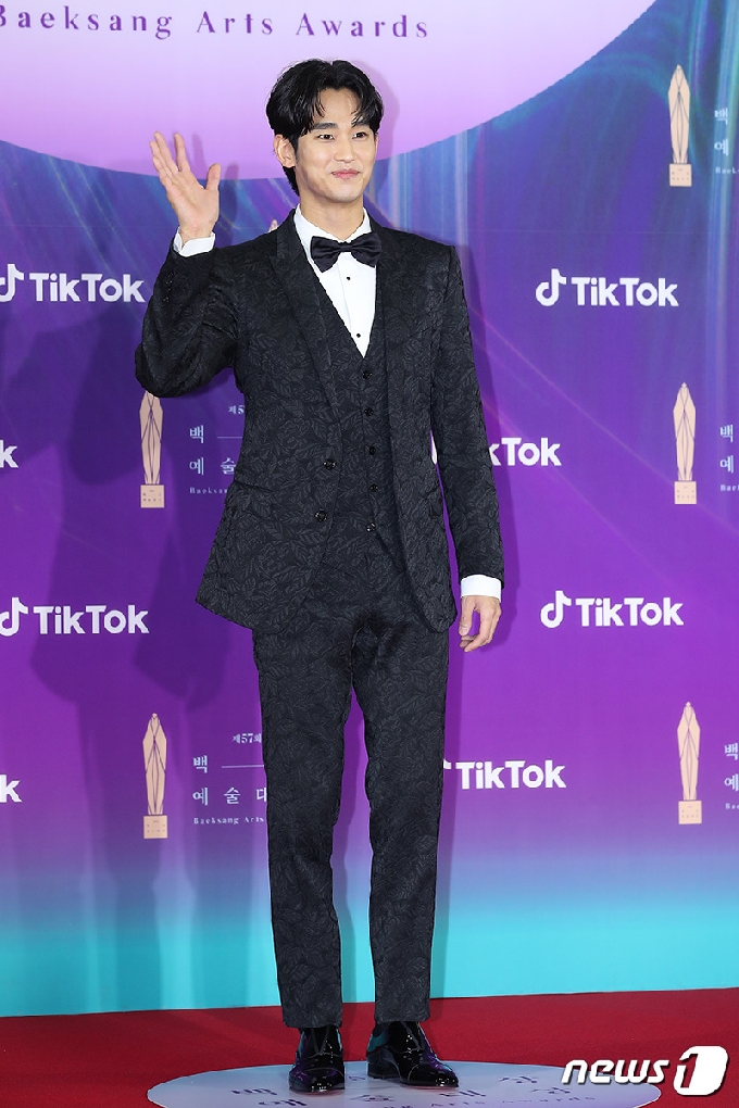 [사진] 김수현, 여심 콩닥콩닥 미소