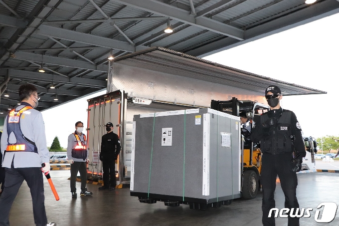 [사진] 인천공항 도착한 코백스 공급 AZ백신