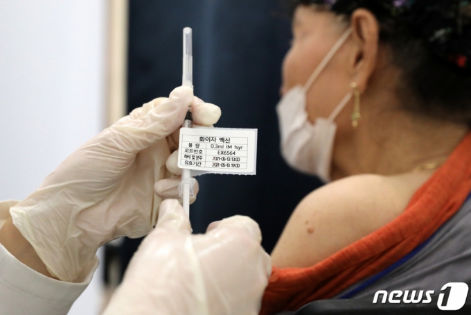 13일 서울 용산구 신종 코로나바이러스 감염증(코로나19) 백신접종센터에서 의료진이 백신접종 준비를 하고 있다.  /사진=뉴스1