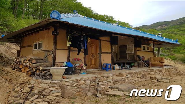 전북 완주군 동상면 신월리 밤목마을에 위치한 한 농가의 모습. 이 마을에는 아직도 전기가 들어오지 않아 주민들이 불편을 겪고있다./© 뉴스1