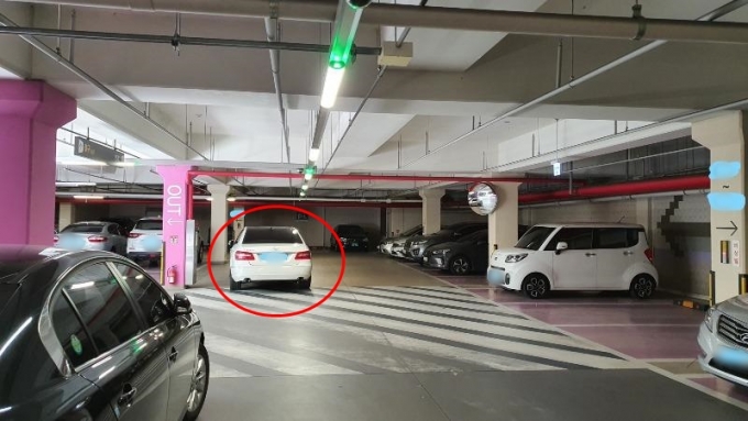 A씨는 "B씨가 결국 주차장에 와서 다른 곳으로 차를 옮겼다"며 사진을 공개했다./사진=온라인 커뮤니티 '보배드림'