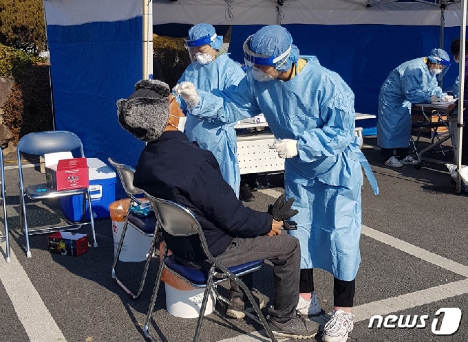 김천시보건소 코로나19 검사 장면 / © 뉴스1