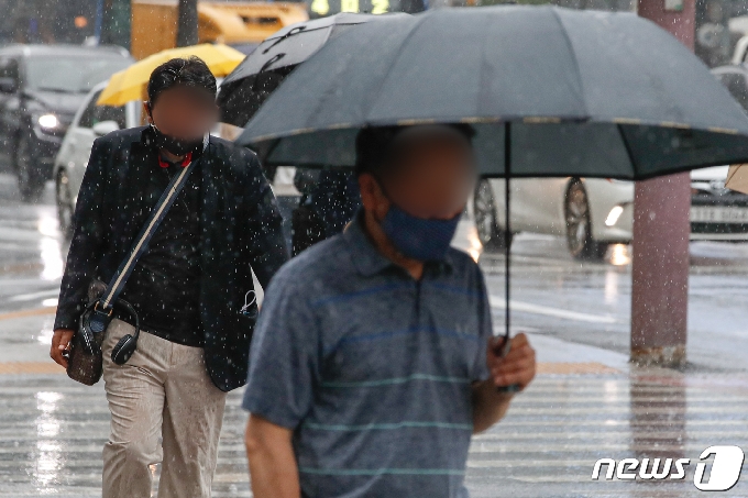 [사진] 내리는 비에 발걸음 재촉하는 시민들