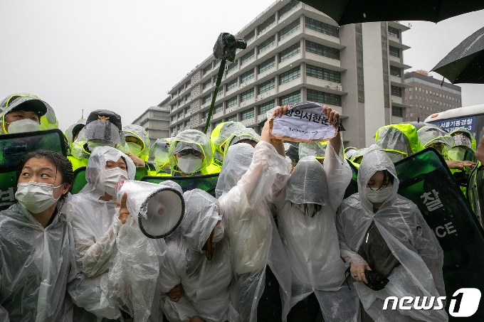 [사진] 항의서한 들고 경찰과 대치하는 한국대학생진보연합