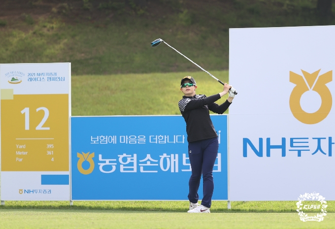 [사진] 김효문 '뻗어나가는 타구 바라보며'