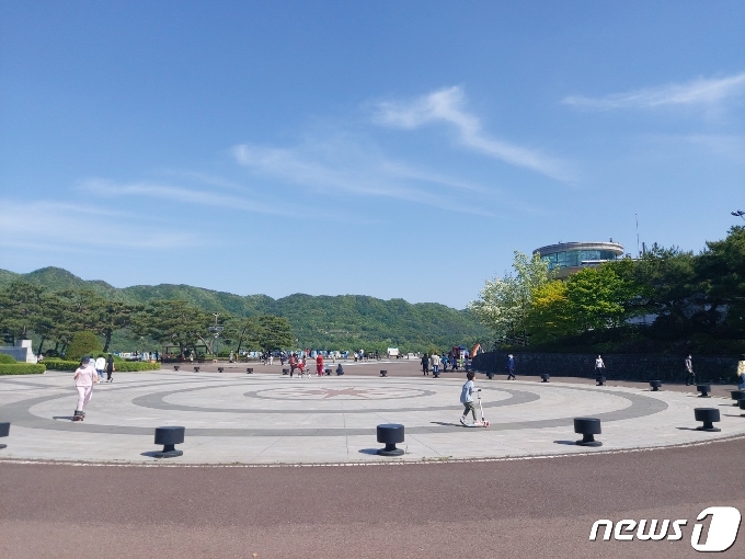 15일 대전 대덕구 대청댐 물문화관 앞에는 자전거, 킥보드를 타는 등 휴일을 만끽하는 시민들로 북적였다. © 뉴스1