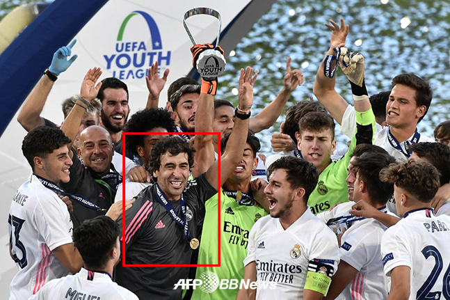 레알 마드리드 U-19팀을 UEFA 유스 리그 우승으로 이끈 뒤 환호하고 있는 라울 곤살레스(빨간색 네모) 감독. /AFPBBNews=뉴스1