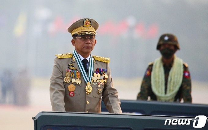 미얀마에서 일일 최대 사망자가 나온 국군의 날 기념 행사에 참석한 군부 총사령관 민 아웅 흘라잉. © 로이터=뉴스1 © News1 원태성 기자