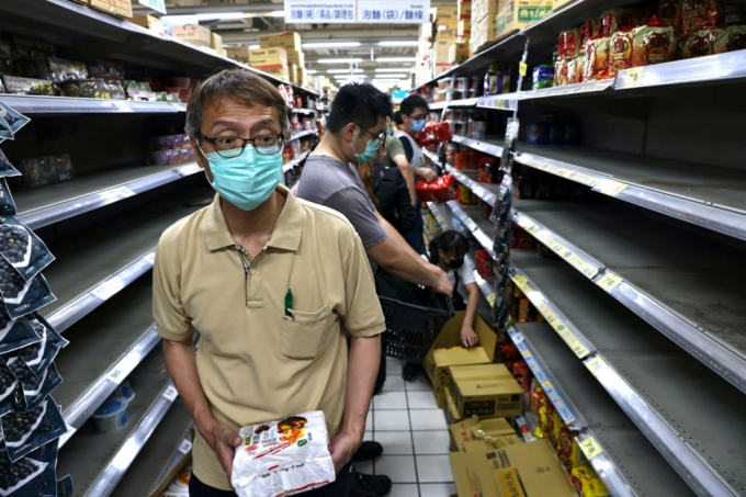 최근 대만에서 코로나19 지역감염이 확산하면서 불안한 시민들이 생필품 사재기에 나서고 있다. 15일 대만 타이베이의 한 상점 매대가 사재기로 인해 텅 비어있는 모습./사진=로이터 