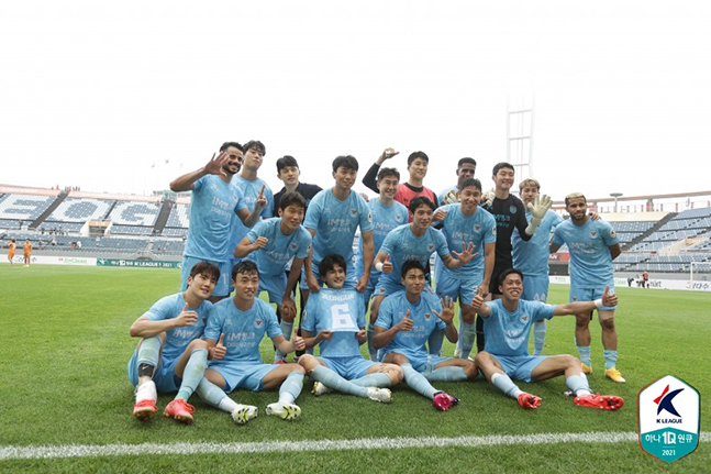 16일 제주월드컵경기장에서 열린 제주유나이티드전에서 2-1로 승리한 뒤 기념 사진을 촬영하고 있는 대구FC 선수들. /사진=한국프로축구연맹