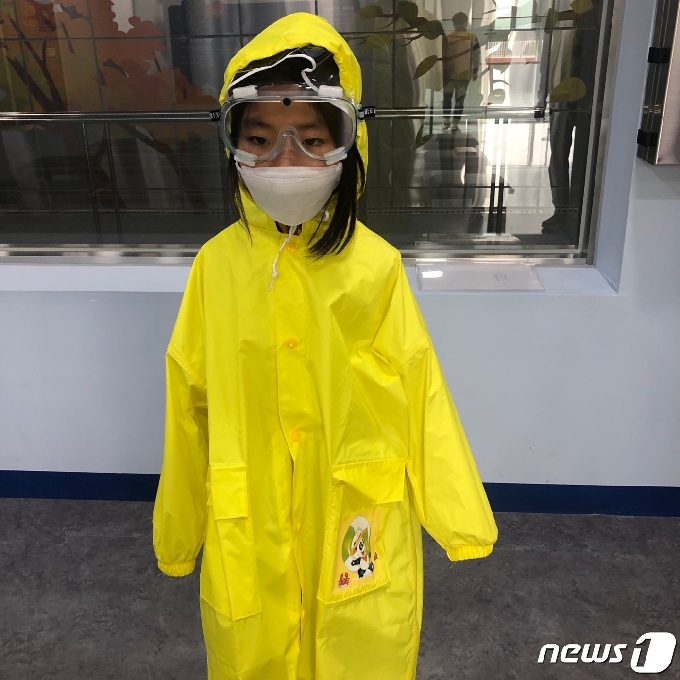 태풍 체험을 위해 우비와 고글 등 안전장비를 착용한 어린이 © 뉴스1