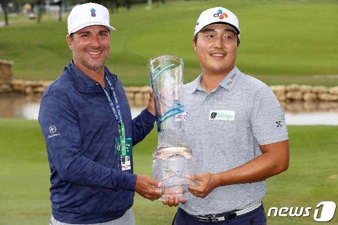 [사진] 캐디와 PGA 첫 우승컵 들고 기뻐하는 이경훈
