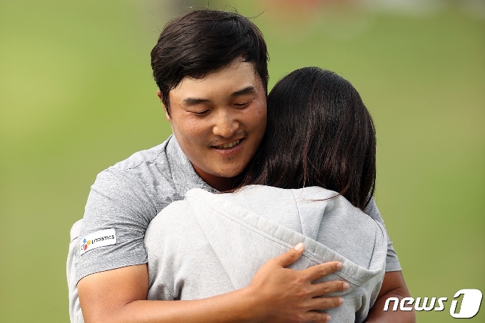 [사진] 부인과 포옹하며 첫 PGA 우승 기뻐하는 이경훈