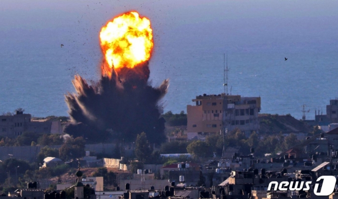 13일(현지시간) 팔레스타인 무장 정파 하마스가 지배하는 가자지구의 라파에서 이스라엘의 공습에 화염이 치솟고 있다.  /AFP=뉴스1  