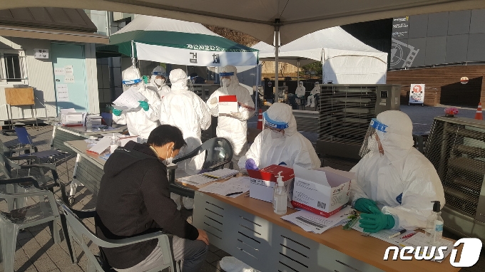 제천시보건소 선별진료소에서 한 시민이 코로나19검사를 하고 있다.© 뉴스1 조영석 기자