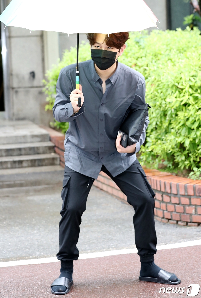 [사진] 김수찬, 비오는 날에는 '빠른 퇴근'