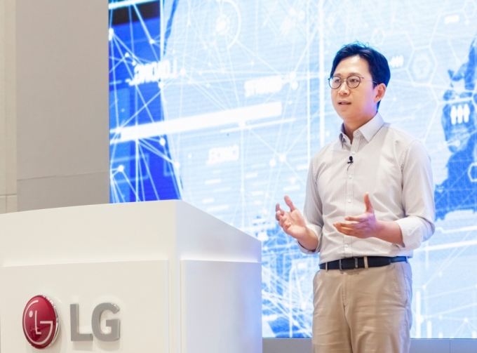 배경훈 LG AI연구원장이 17일 비대면 방식으로 진행된 'AI 토크 콘서트'에서 초거대 인공지능(AI) 개발에 1억 달러를 투자한다고 발표하고 있다. /사진제공=LG전자
