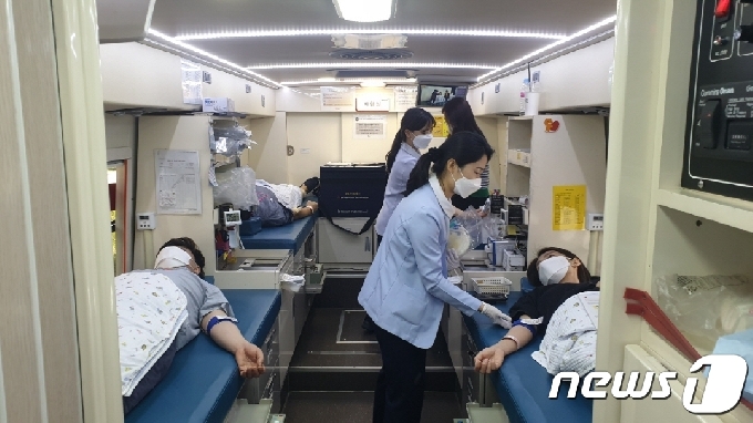 헌혈하는 동두천시 공무원들 © 뉴스1