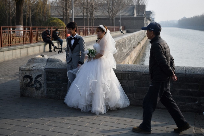 중국 베이징에서 한 커플이 웨딩사진을 촬영하고 있다. /사진=AFP