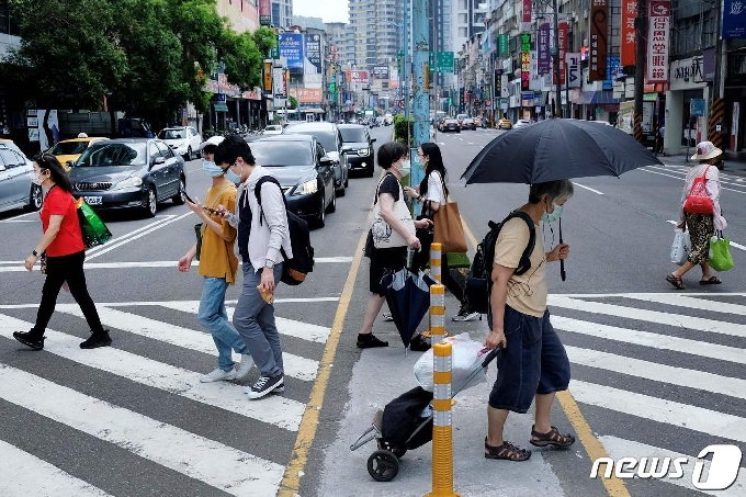 대만 타이베이 거리에서 2021년 5월 15일 사람들이 마스크를 쓰고 걸어가고 있다. © AFP=뉴스1
