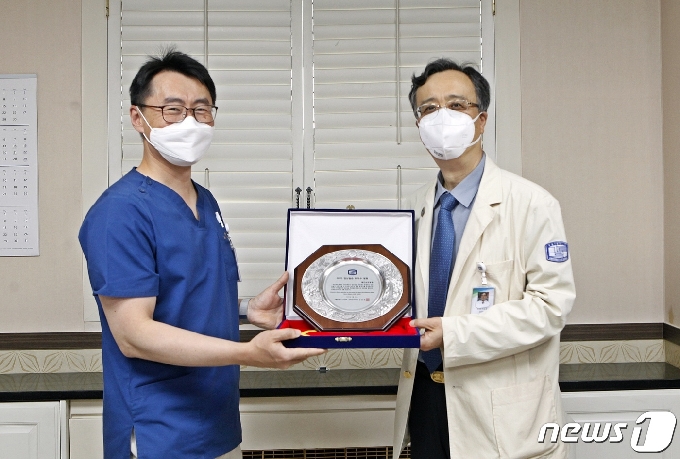 정인철 수련교육부장(왼쪽)과 이동수 의무원장(대전 성모병원 제공)© 뉴스1