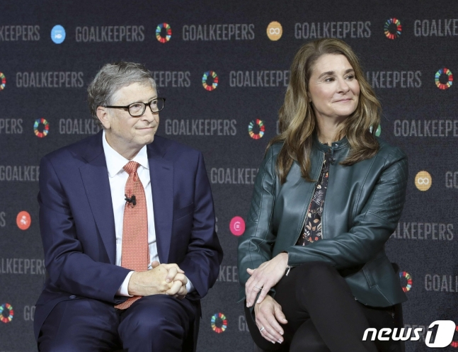 마이크로 소프트 창업자인 빌 게이츠와 부인 멀린다가 2018년 9월 뉴욕 링컨센터에서 열린 행사에 함께 참석을 하고 있다. 빌 게이츠 부부는 3일(현지시간) 27년간의 결혼 생활을 끝내고 이혼하기로 합의했다고 밝혔다. AFP=뉴스1 /News1 