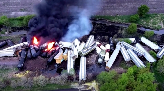 미국에서 인화물질을 싣고 달리던 화물열차가 탈선해 열차 47량이 뒤엉키는 사고가 발생했다. /사진=로이터/뉴시스
