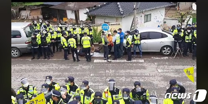 사드 장비 반입에 반대하는 성주군 소성리 마을 주민들이 경찰에 둘러싸여 있다./(성주 소성리 사드반대단체 제공)© 뉴스1