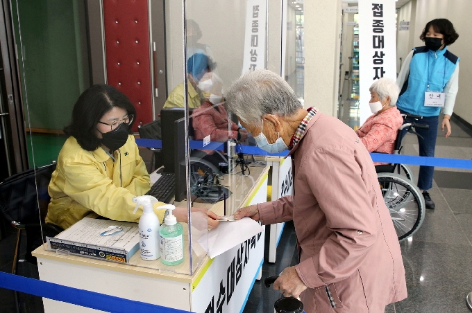 접종센터를 찾은 한 어르신이 코로나19 백신 접종을 받기 위한 절차를 거치고 있다.(서천군 제공)© 뉴스1