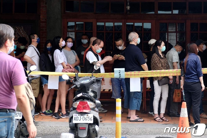 [사진] 코로나 환자 폭증에 검사소 몰린 대만인들