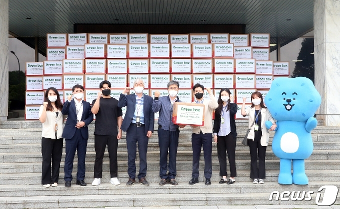 박원석 한국원자력연구원장(왼쪽 다섯 번째)이 조윤찬 옷캔 대표(오른쪽 네 번째)에게 그린박스를 전달하고 있다.© 뉴스1