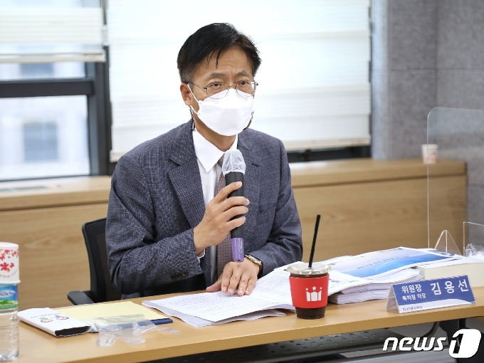 김용선 특허청 차장이 현안에 대해 논의 중이다.© 뉴스1